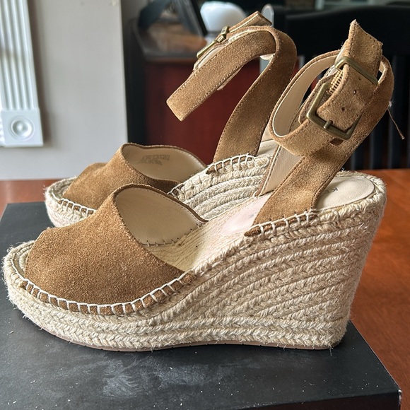 Kenneth Cole Olivia Two Piece Wedge Sandal.   Size 9 - Picture 4 of 4
